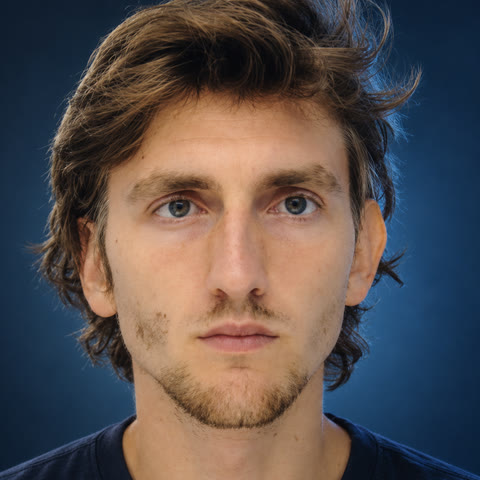 Portrait de Dan Salczer, cheveux châtains mi-longs, sur fond bleu nuit.