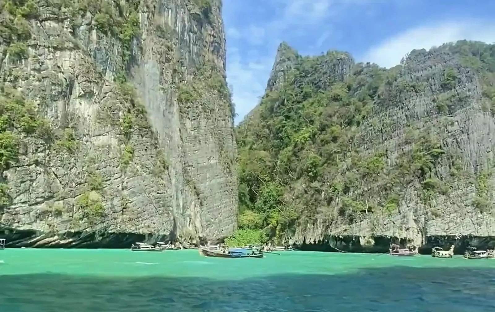 Les falaises calcaires au-dessus de l'eau