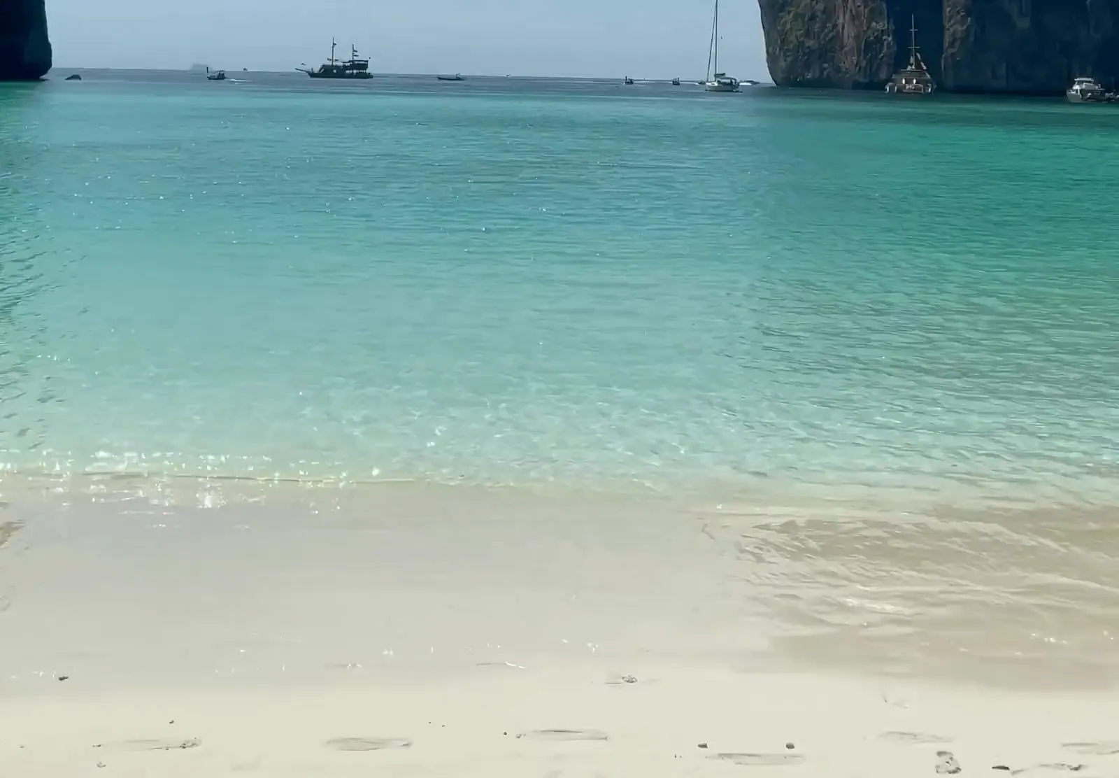 Le sable blanc de Maya Bay au premier plan
