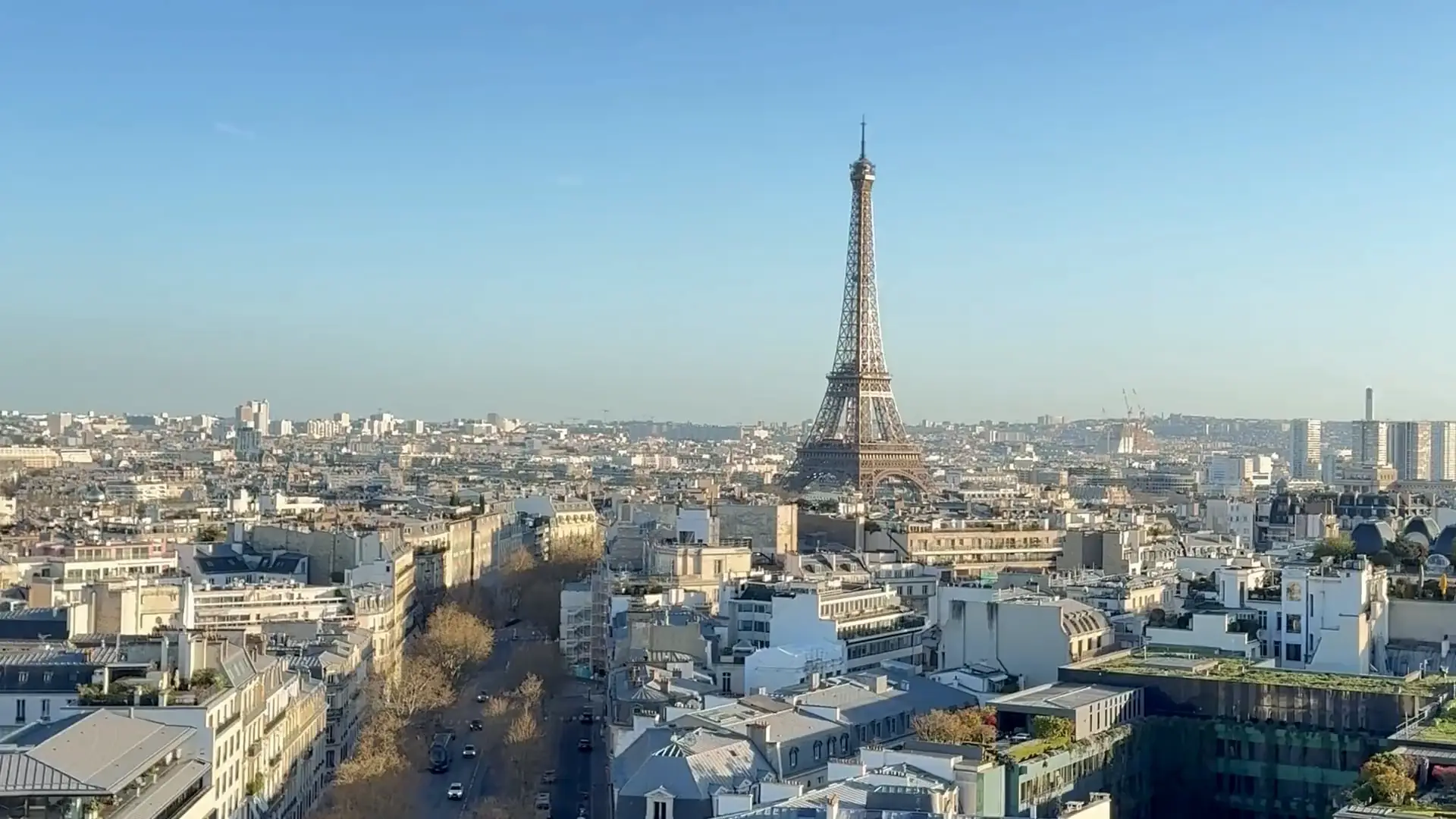 Les toits de Paris vus d'en haut, la tour au loin
