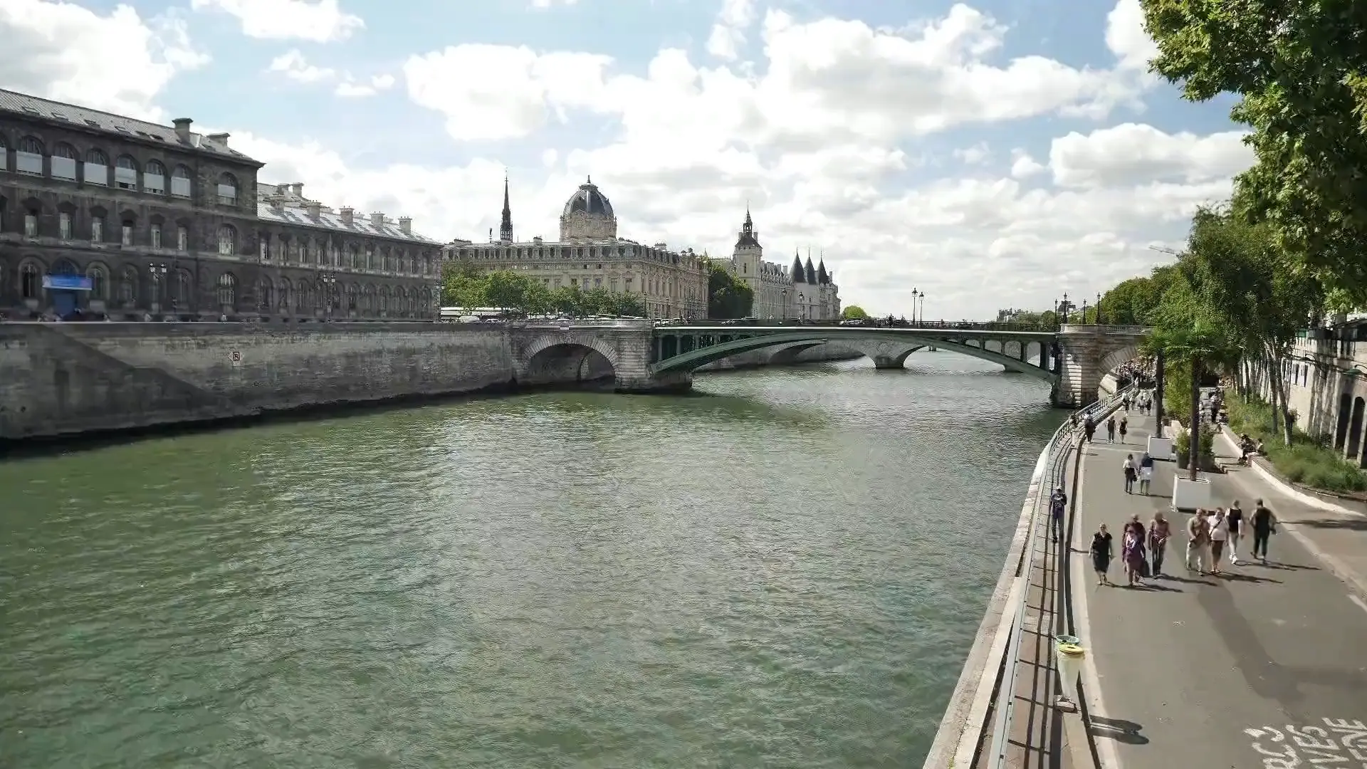 Les quais de Seine, un pont et un bateau