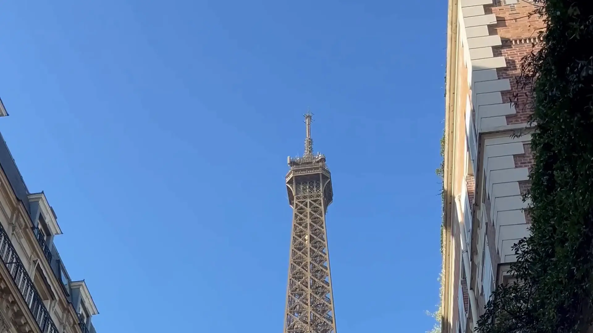 Une rue haussmannienne qui ouvre sur la tour Eiffel